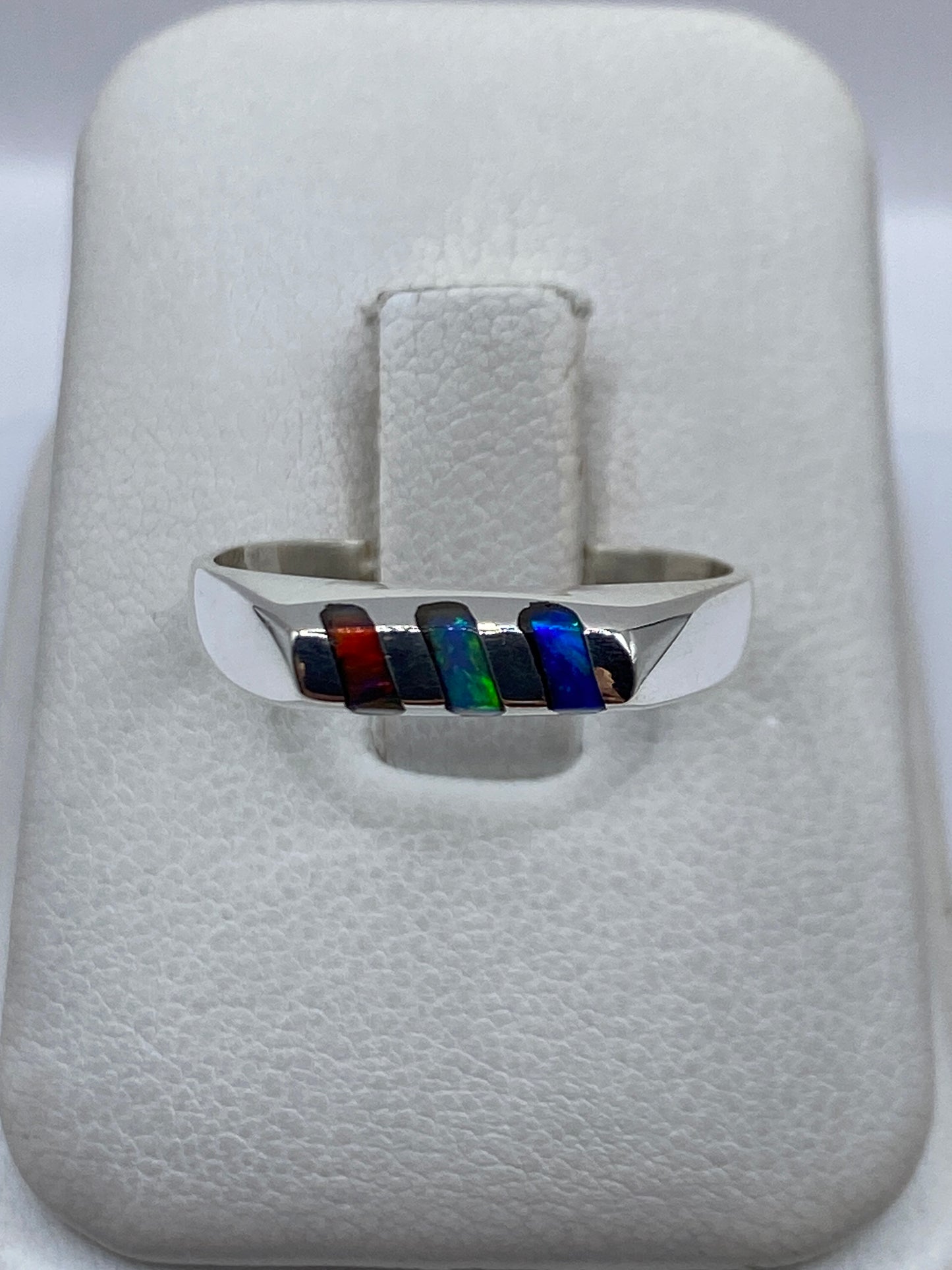 Anillo de plata .925 con ópalo de fuego multicolor, tonos ámbar, verde y azul