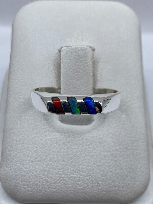 Anillo de plata .925 con ópalo de fuego multicolor, tonos ámbar, verde y azul