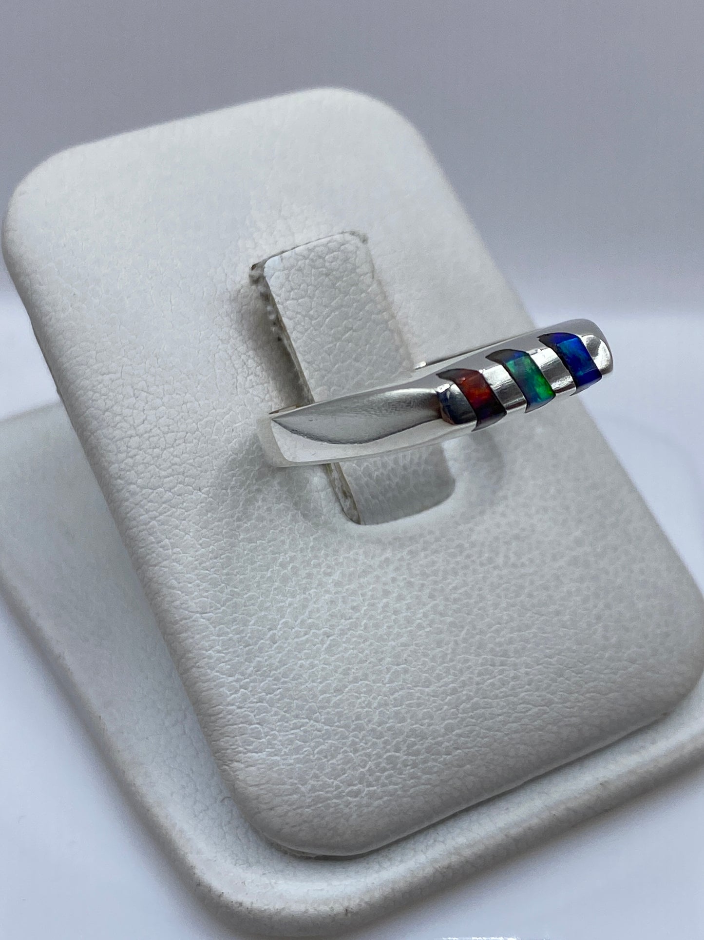 Detalle del engaste a mano del ópalo en plata, vista lateral del anillo
