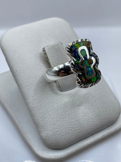 Detalle del engaste a mano del ópalo multicolor con ribete de filigrana en plata .950