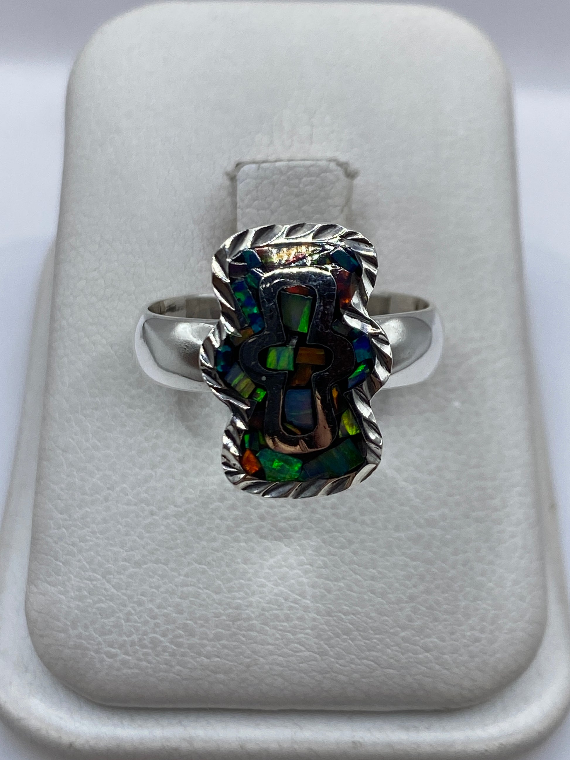 Anillo de plata .950 con ópalo de fuego multicolor y marco trenzado, vista frontal