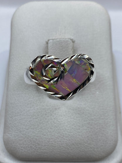 Anillo de plata .950 con Opalo de Fuego rosa engastado a mano, vista frontal sobre fondo blanco