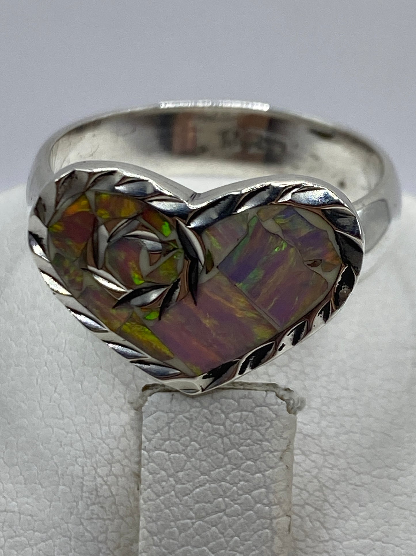Anillo de plata Opalo de Fuego puesto en dedo, mostrando el brillo de la piedra