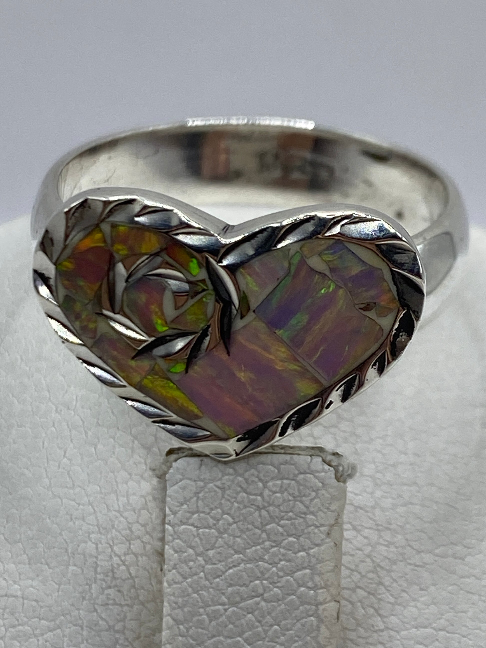 Anillo de plata Opalo de Fuego puesto en dedo, mostrando el brillo de la piedra