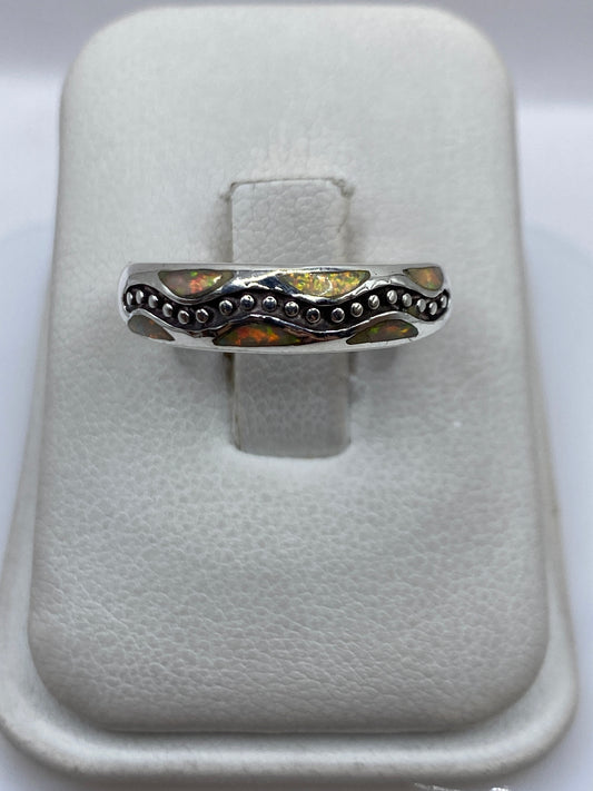Anillo de plata .950 con ópalo de fuego amarillo en vaina de granulados, visto desde arriba en estuche blanco