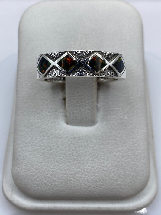 Anillo de plata .950 con ópalo de fuego multicolor sobre estuche blanco