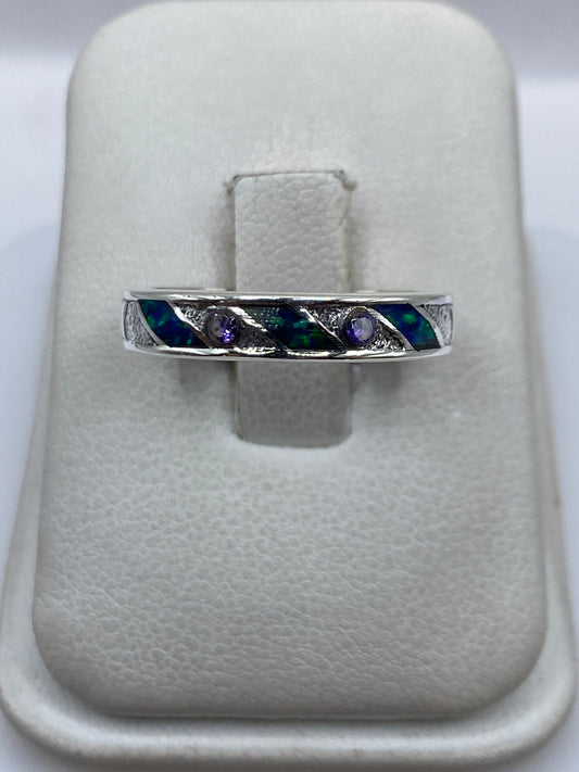 Anillo de plata .950 con ópalo de fuego azul iridiscente en vitrina