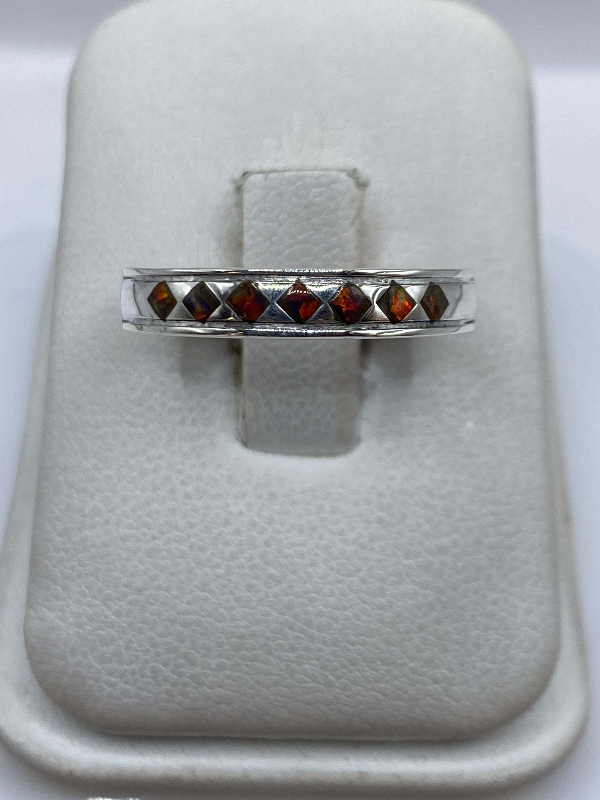 Anillo de plata .950 con ópalo de fuego multicolor en estuche blanco, vista frontal