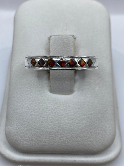 Anillo de plata .950 con ópalo de fuego multicolor en estuche blanco, vista frontal