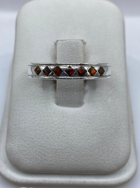 Anillo de plata .950 con ópalo de fuego multicolor en estuche blanco, vista frontal