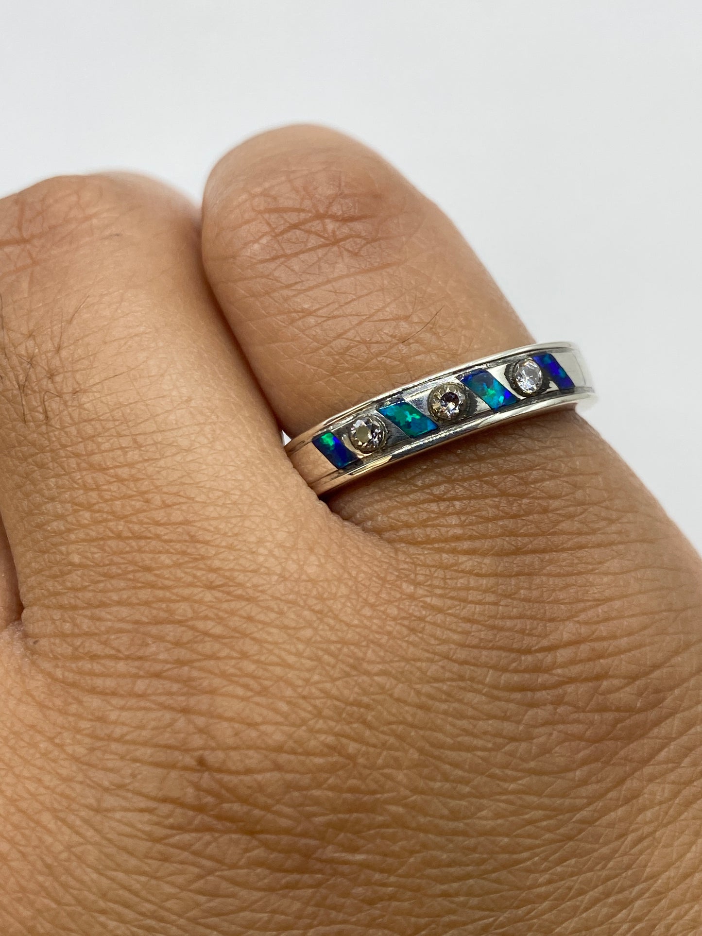 Reverso del anillo con Quinto .950 y textura interior de acabado pulido