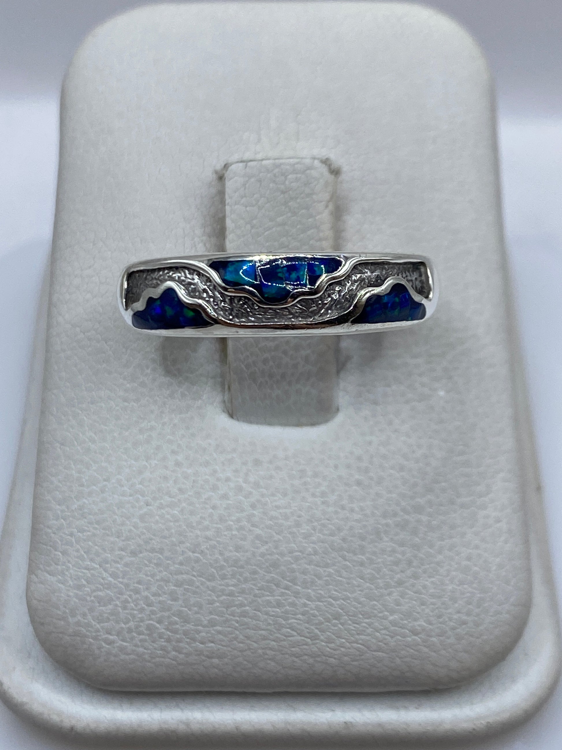 Anillo de plata .950 con ópalo de fuego azul, vista frontal mostrando el engaste a mano
