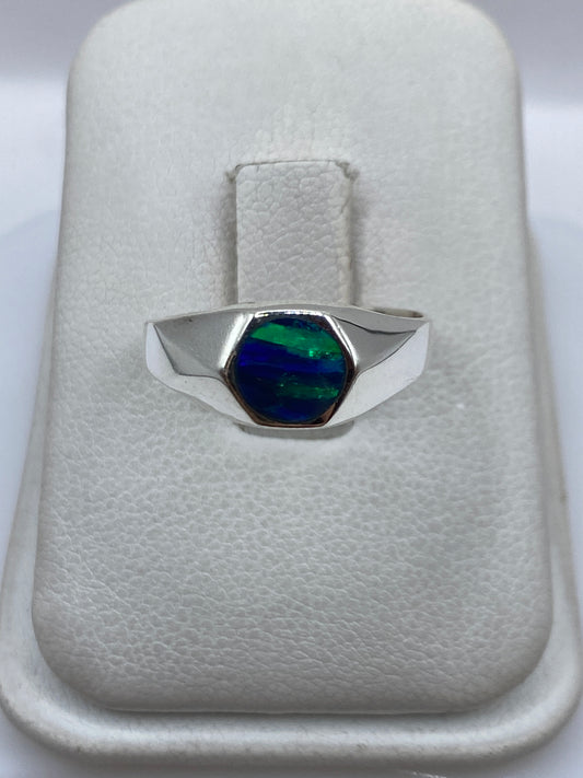 Anillo de plata minimalista con ópalo de fuego azul en la mano