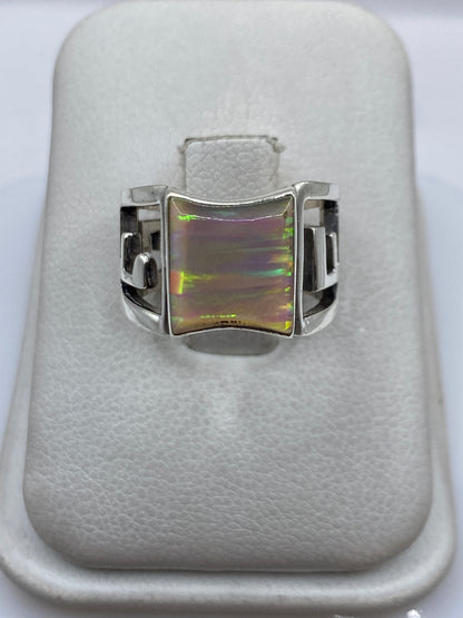 Anillo de plata .950 con Ópalo de Fuego multicolor iridiscente en estuche blanco