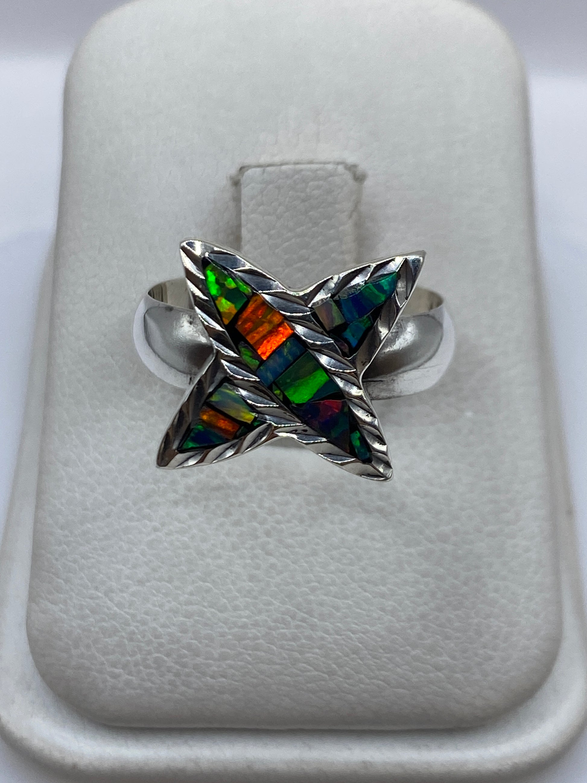 Anillo de plata .950 con ópalo de fuego multicolor que refleja tonos verdes, naranjas y azules