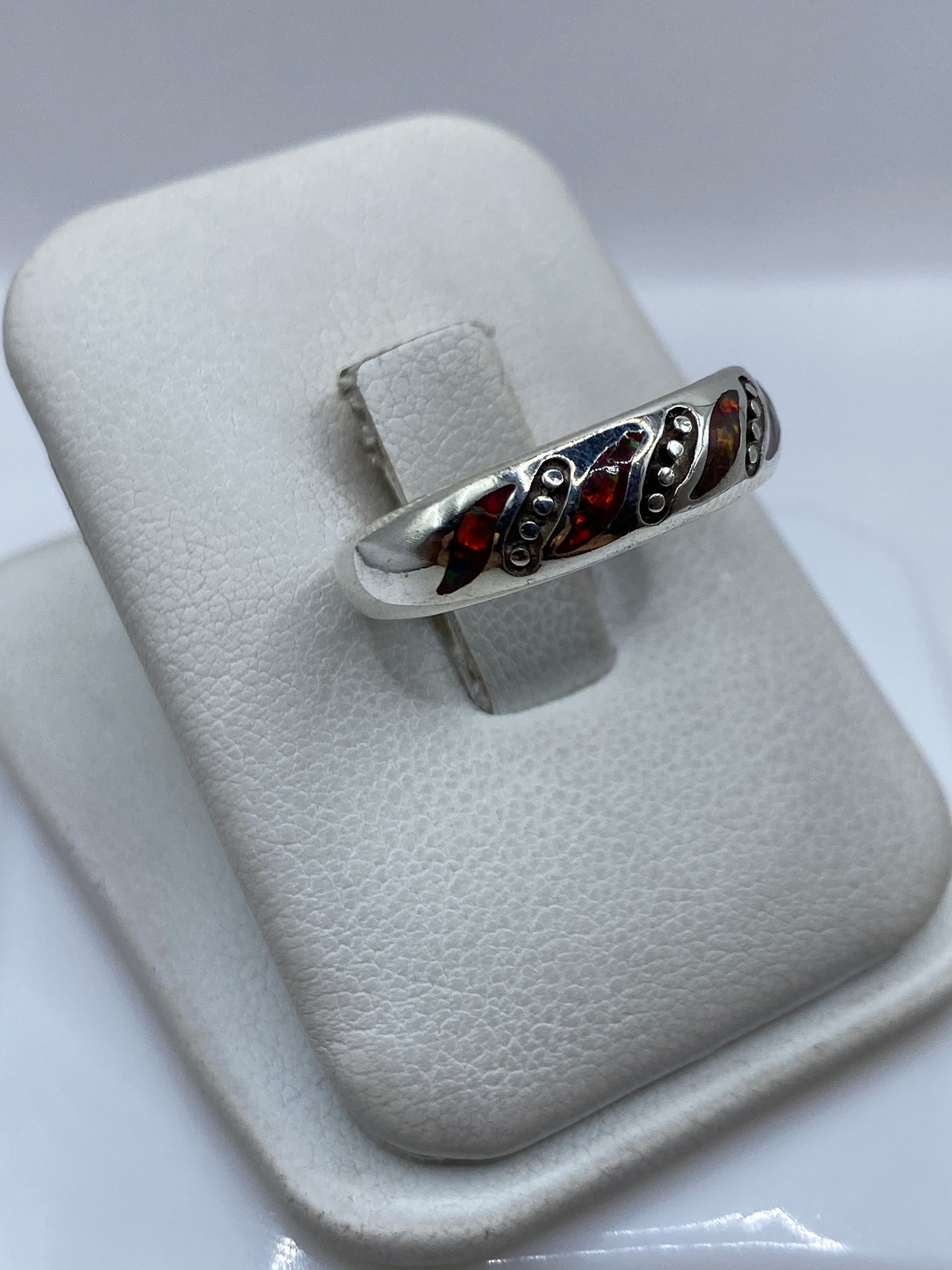 Detalle del ópalo de fuego en el anillo, iluminado para resaltar sus reflejos únicos