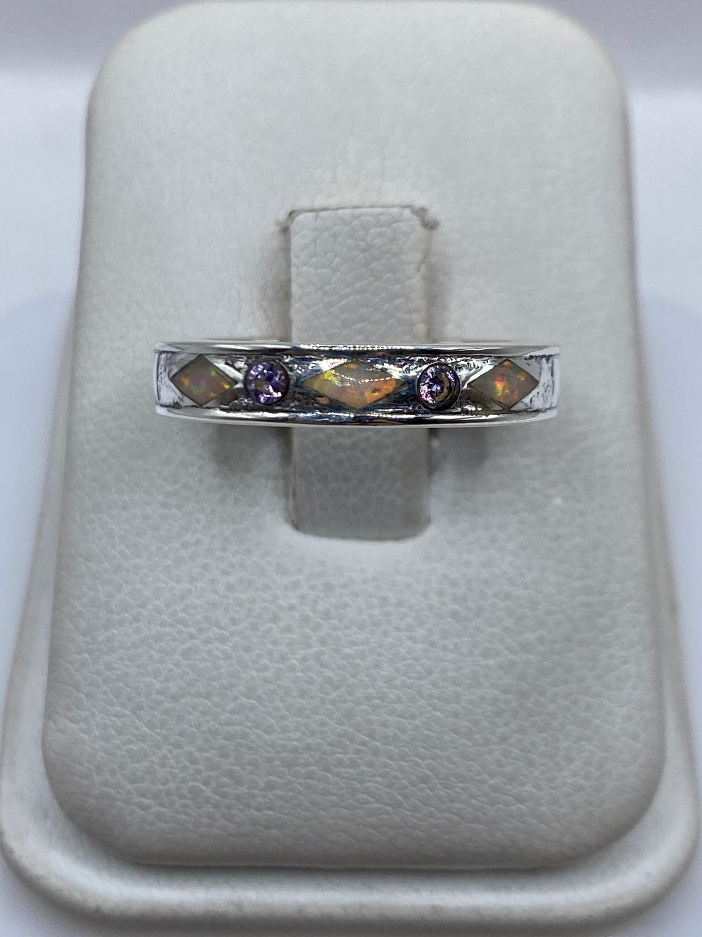 Anillo de plata .950 con Ópalo de Fuego multicolor mostrando destellos verdes, naranjas y rojos