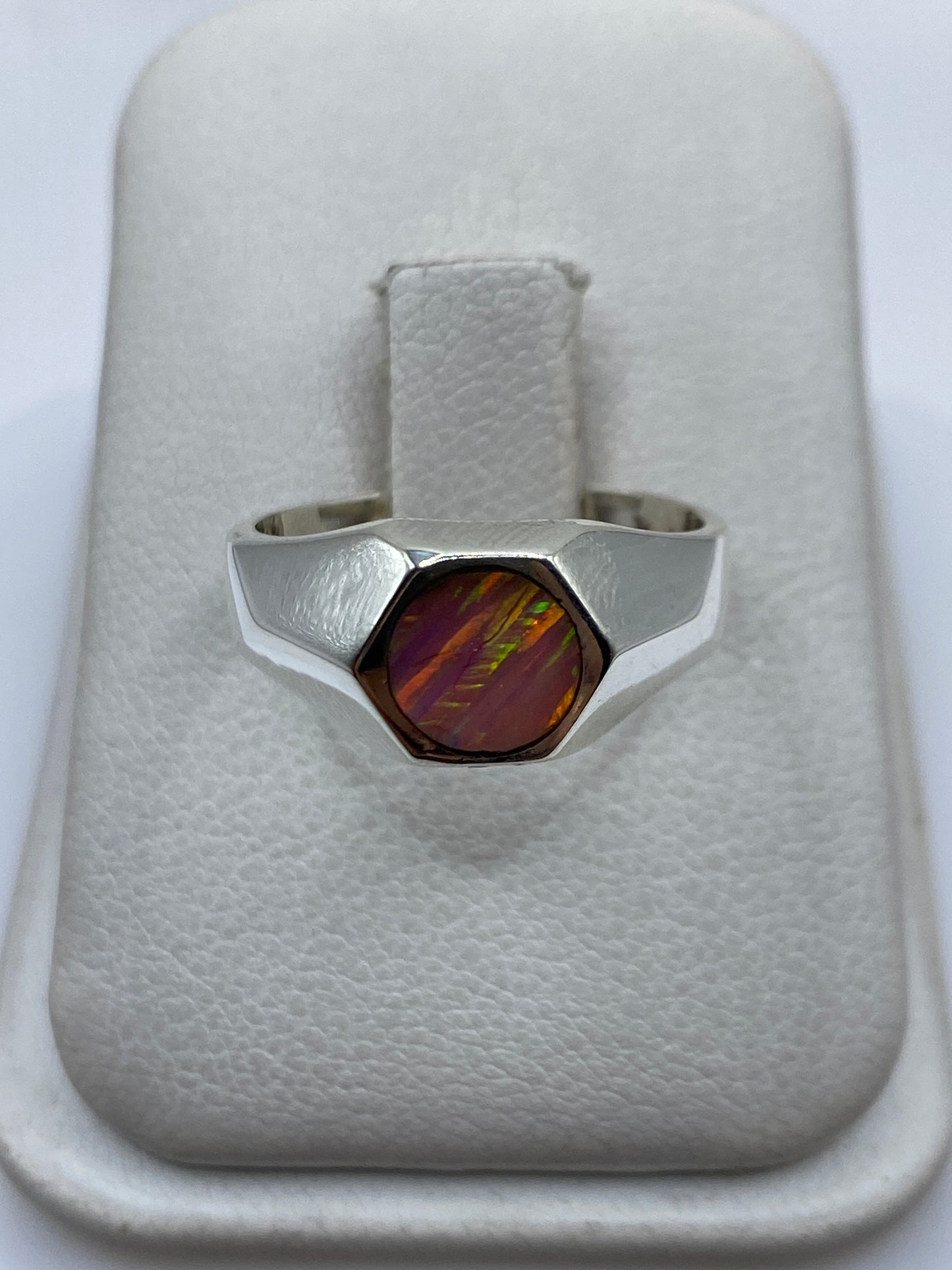 Anillo de plata .925 con ópalo de fuego rosa en forma geométrica, vista frontal