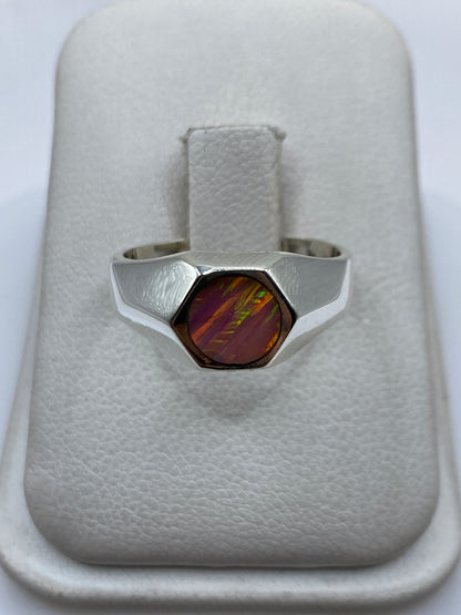 Anillo de plata .925 con ópalo de fuego rosa en forma geométrica, vista frontal