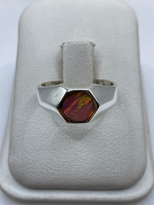 Anillo de plata .925 con ópalo de fuego rosa en forma geométrica, vista frontal