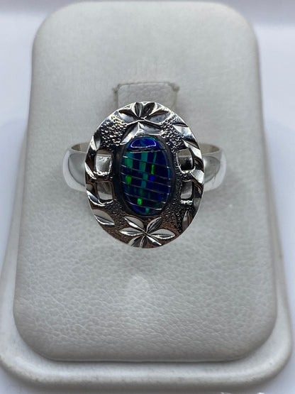 Anillo de plata .950 con ópalo de fuego azul en caja de presentación blanca
