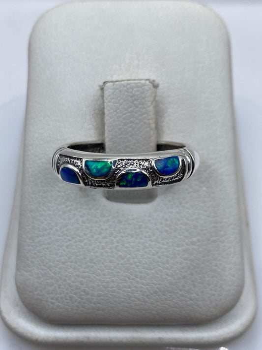 Anillo de plata .925 con ópalo de fuego azul en talla 6, visto desde arriba en estuche blanco
