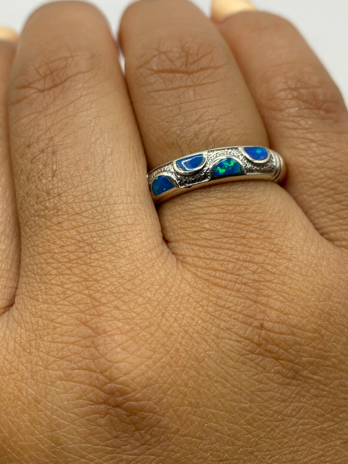 Detalle del anillo en báscula de precisión: 2.8 gramos de plata pura de Taxco