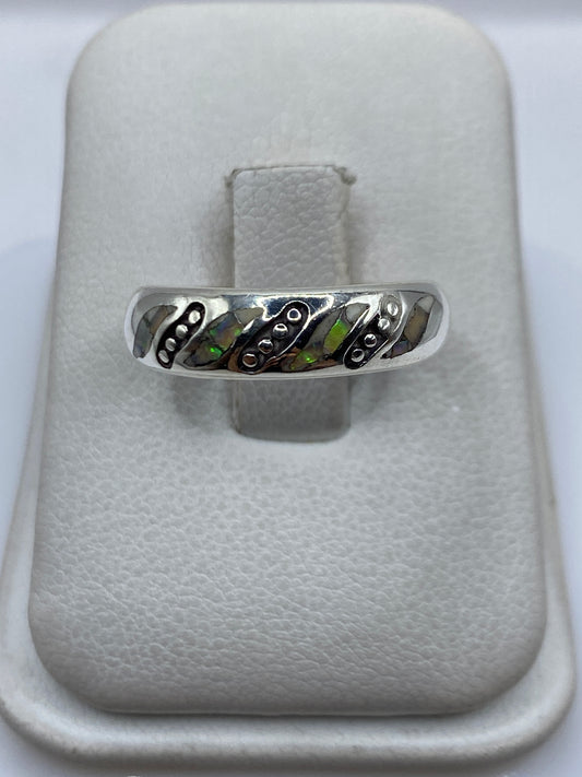 Anillo de plata .950 con Ópalo de Fuego iridiscente, vista frontal sobre almohada blanca