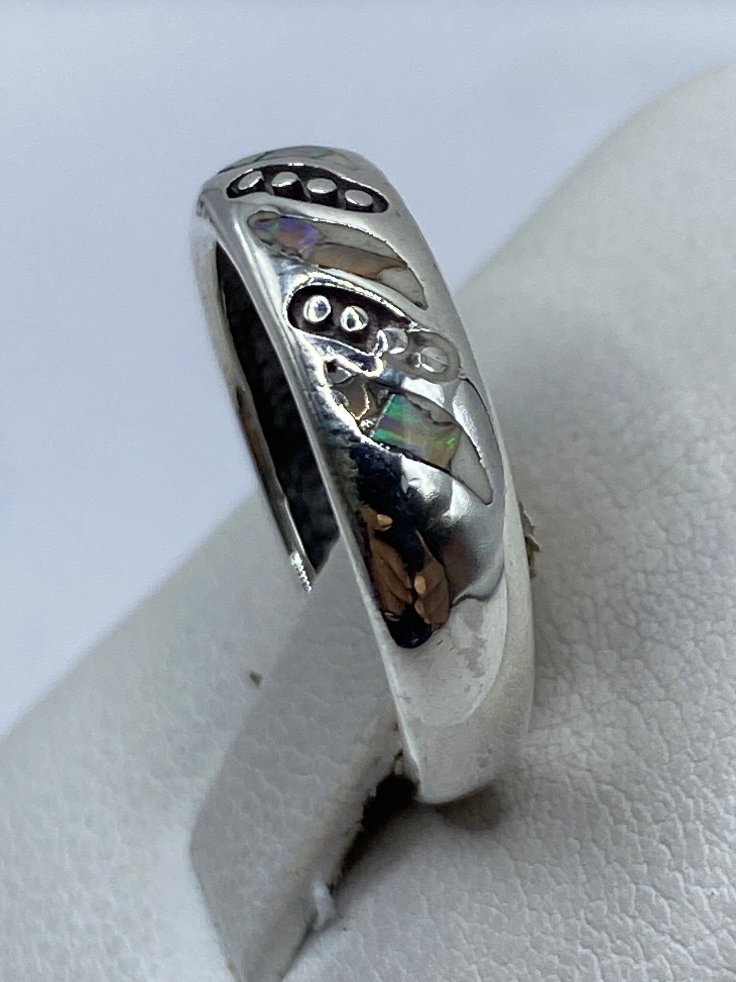 Anillo unisex de plata .950 puesto en dedo, Ópalo de Fuego brillando