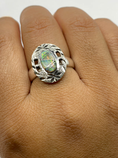 Anillo completo sobre fondo blanco con visible el Quinto .950 en el interior de la banda