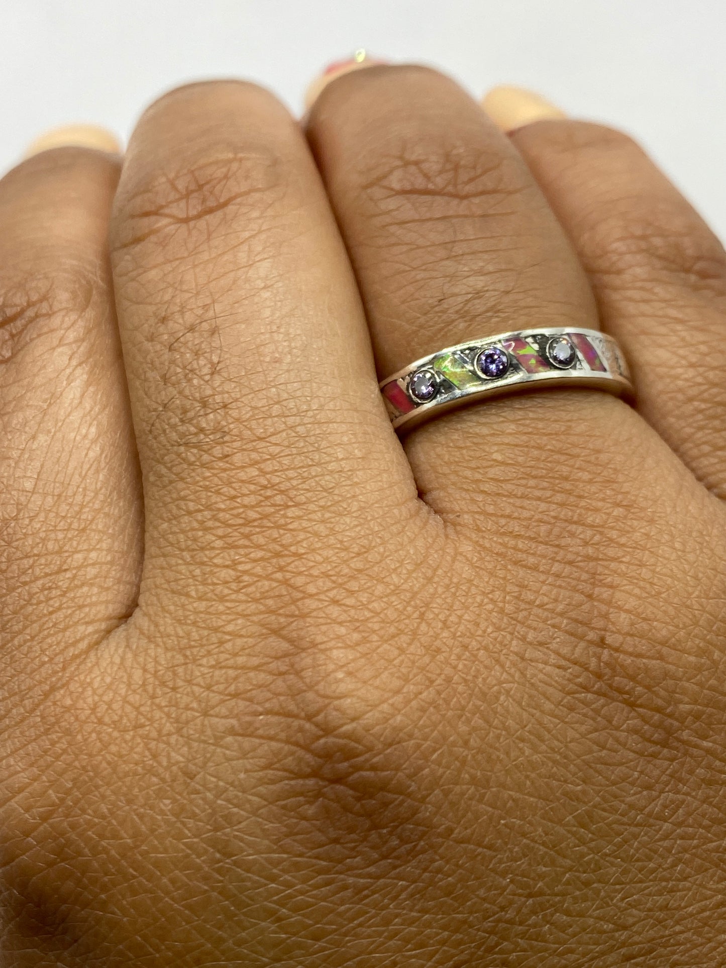 Anillo sobre fondo gris mostrando el Quinto .950 en el interior