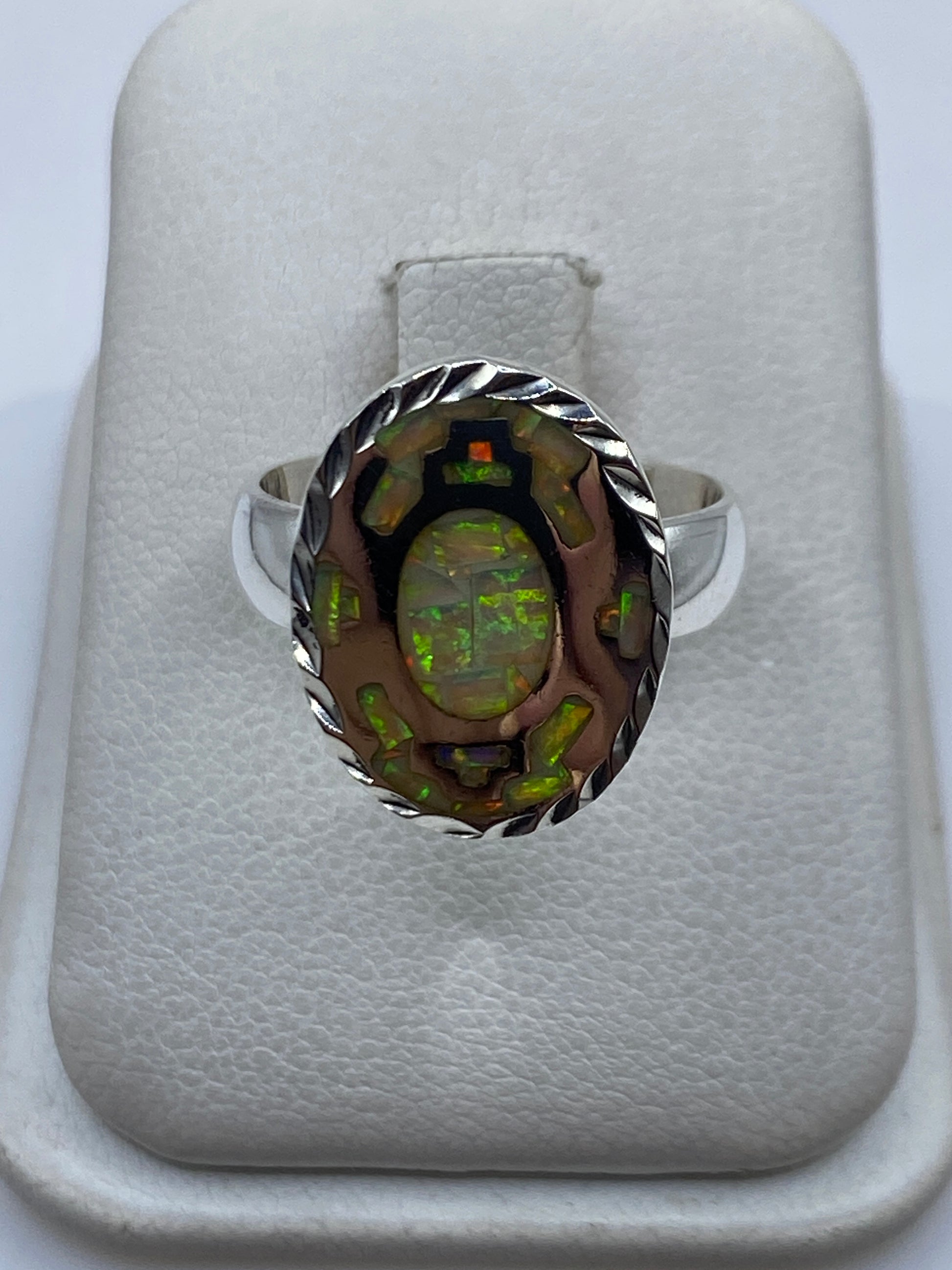 Anillo de plata .950 con ópalo de fuego amarillo y reflejos verdes, engaste a mano