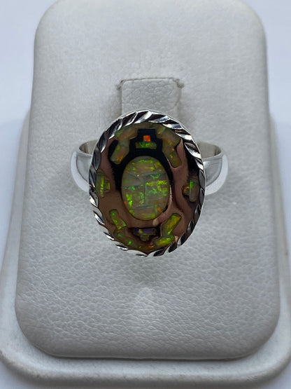 Anillo de plata .950 con ópalo de fuego amarillo y reflejos verdes, engaste a mano