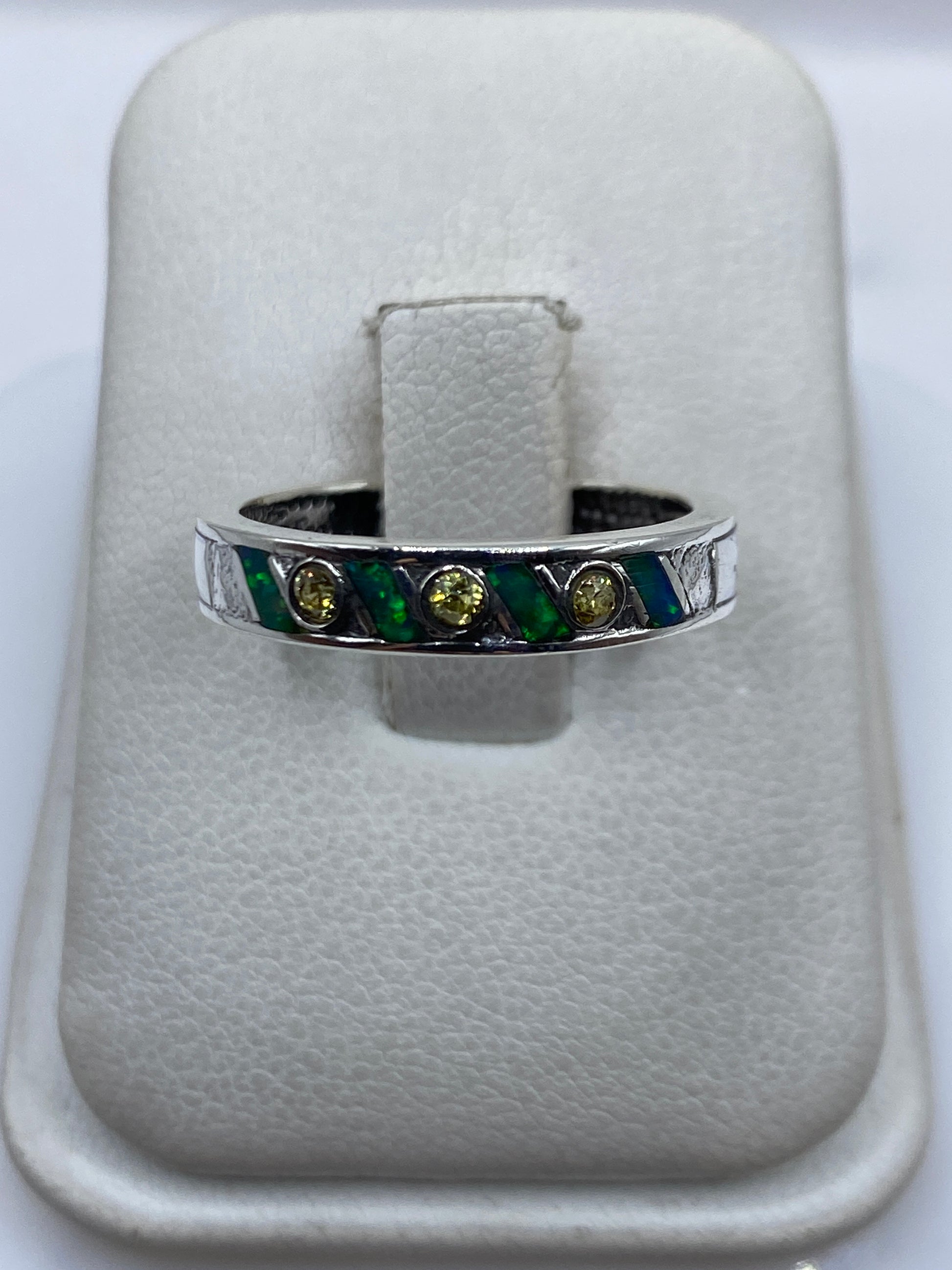 Anillo de plata .950 con ópalo de fuego verde limón en técnica combinada de Taxco