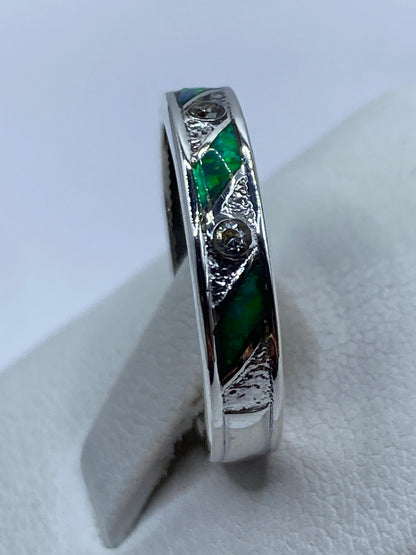 Anillo de plata .950 en la mano, mostrando el brillo del ópalo de fuego