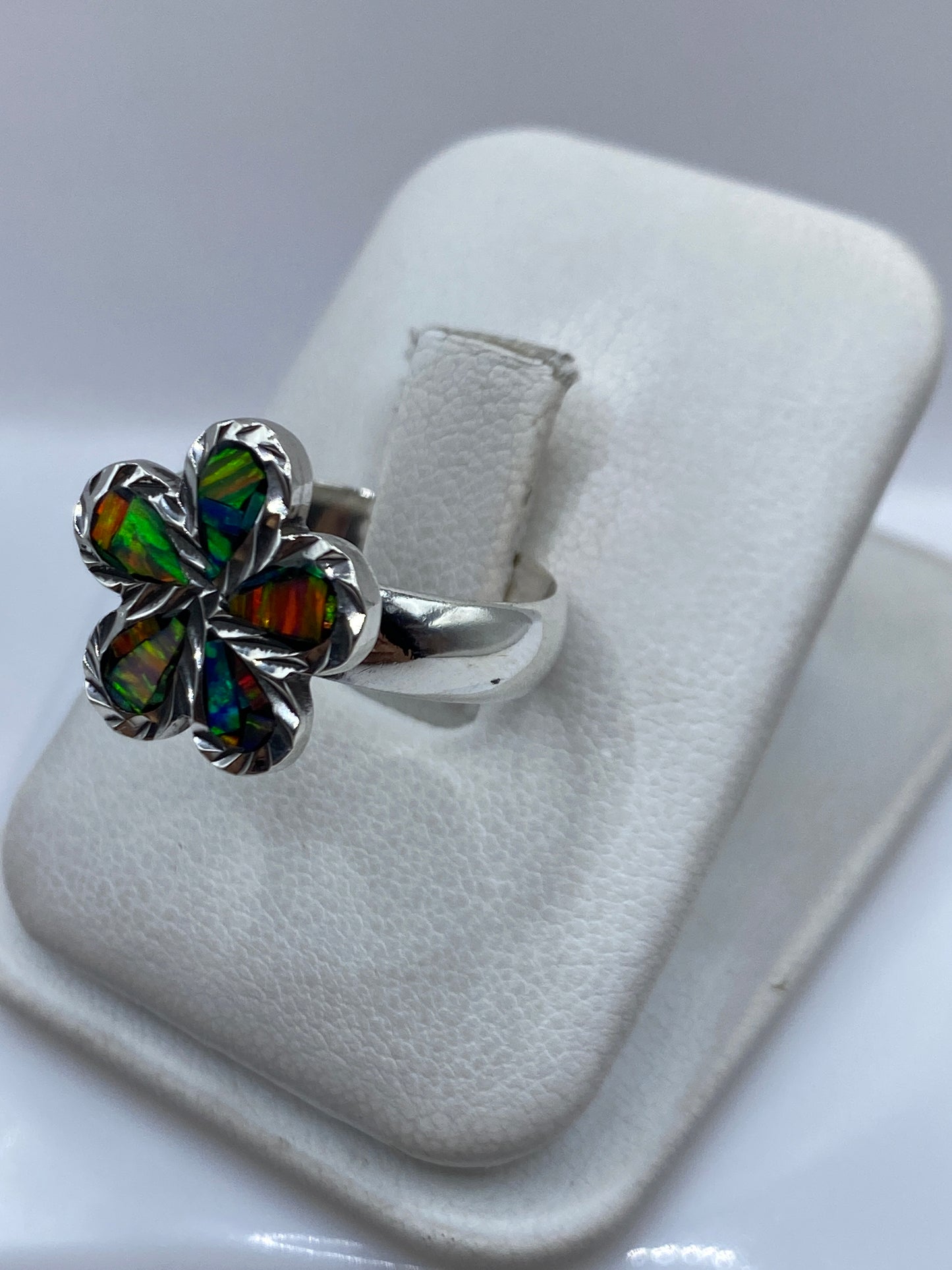 Anillo en talla 8 con pétalos plateados artesanales envolviendo la piedra de ópalo