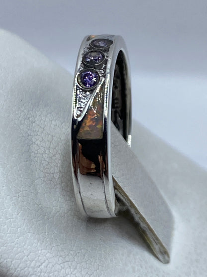 Anillo en la mano mostrando cómo el ópalo cambia de color con el movimiento