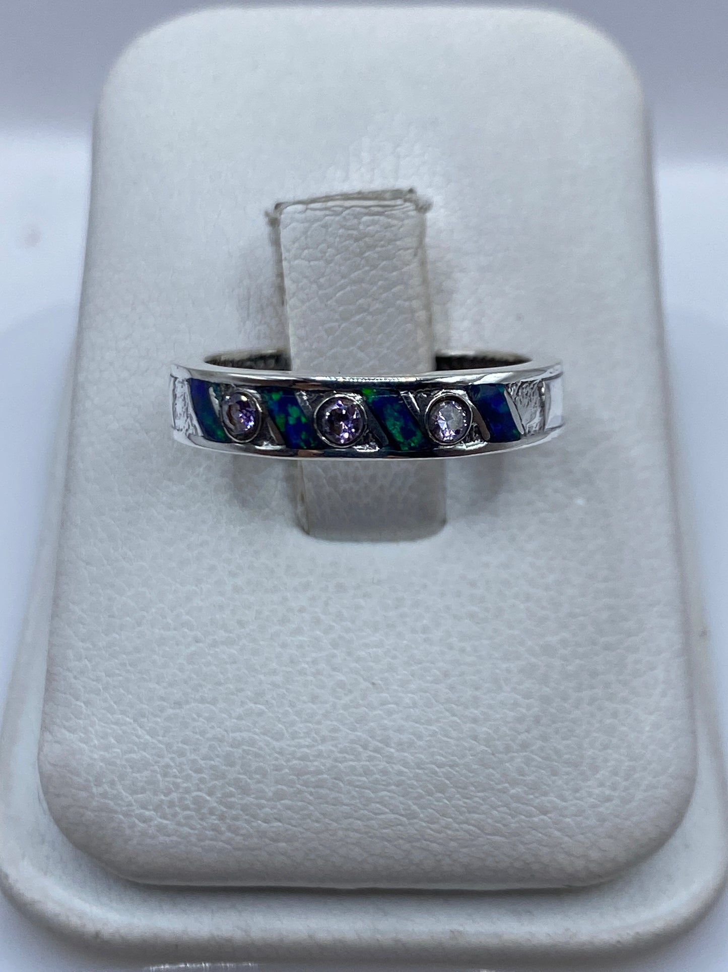Anillo de plata .950 con Ópalo de Fuego azul, engaste visible en Taxco