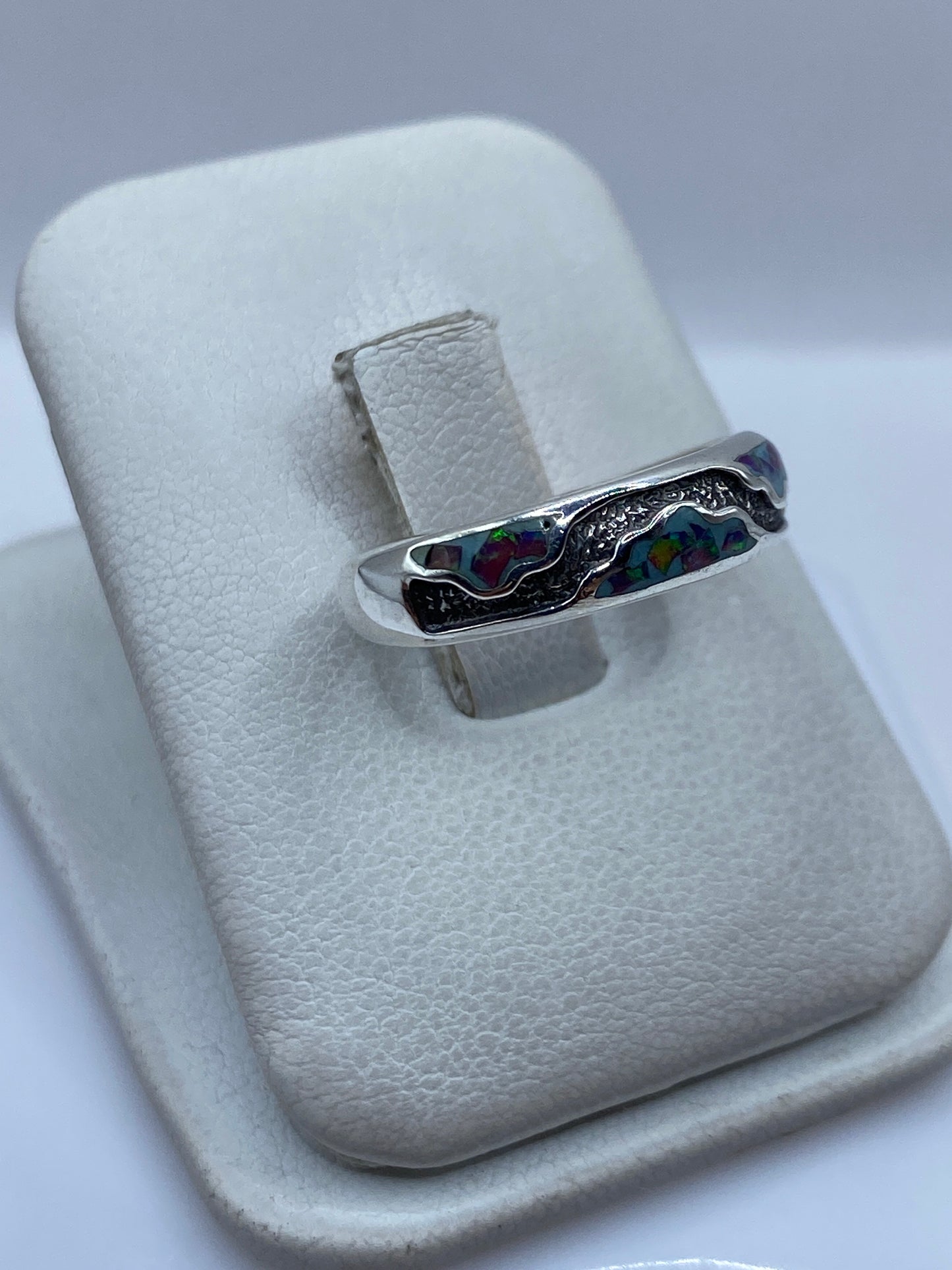 Detalle del Ópalo de Fuego morado y su fuego interior, engastado en plata .950