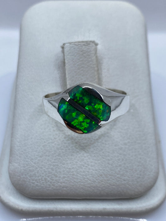 Anillo de plata con ópalo de fuego verde limón en caja de presentación blanca