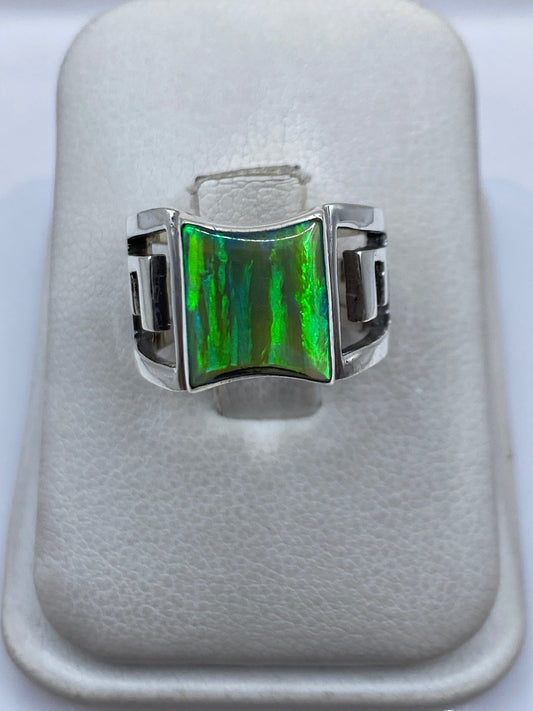 Anillo de plata .950 con ópalo de fuego verde limón en marcos geométricos escalonados