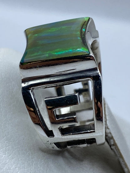 Anillo de plata pura en la mano, ópalo brillante engastado a mano