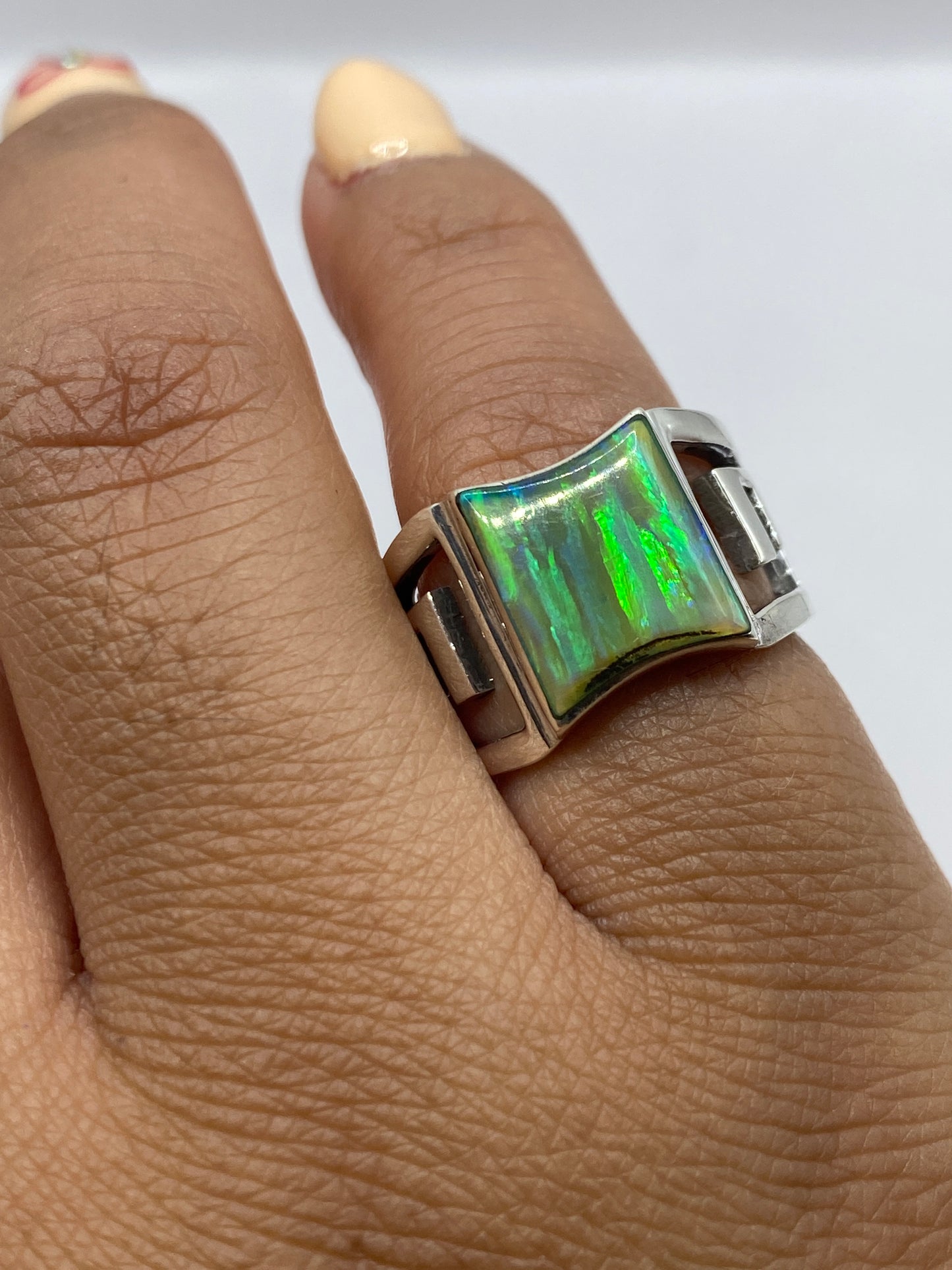 Detalle del reverso del anillo mostrando el Quinto 950 grabado
