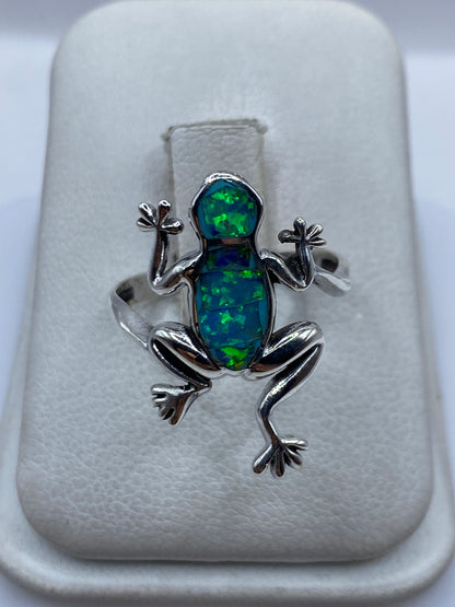 Anillo de plata .950 con ópalo de fuego azul cielo en la mano de una mujer