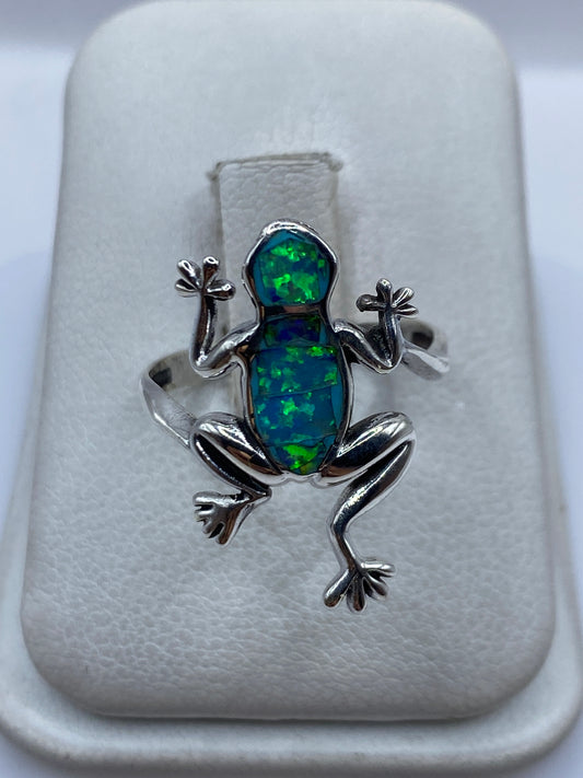 Anillo de plata .950 con ópalo de fuego azul cielo en la mano de una mujer