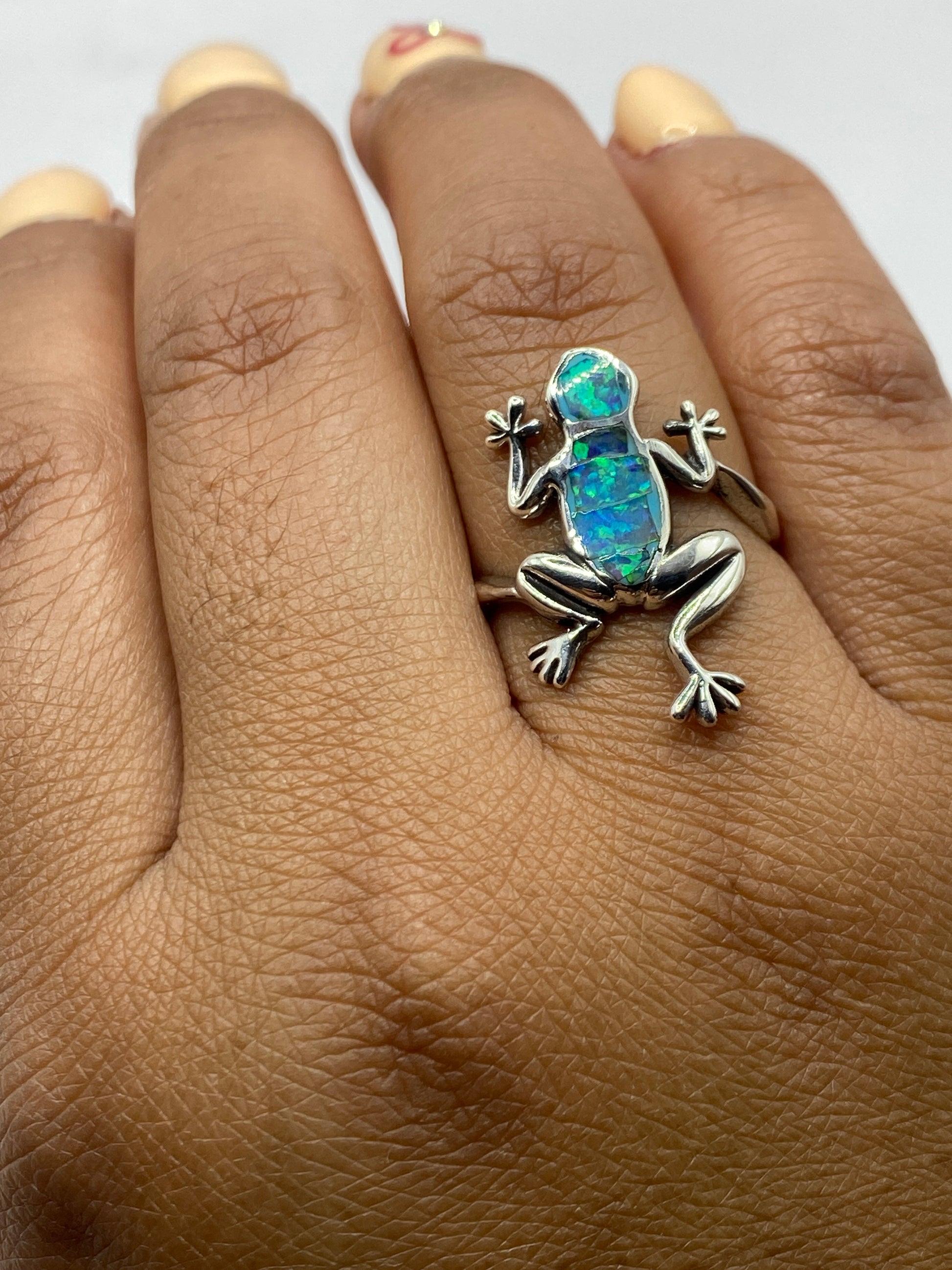 Anillo sobre fondo gris mostrando el Quinto .950 y la firma de Taxco