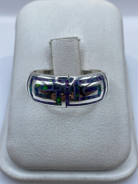 Anillo de plata .950 con ópalo de fuego morado mostrando reflejos iridiscentes