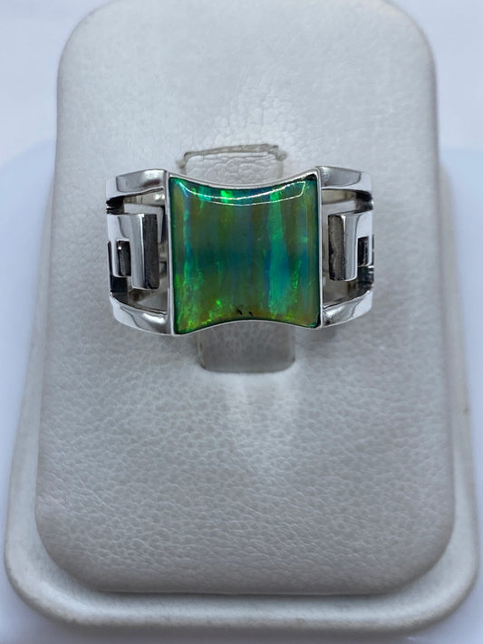 Anillo de plata .950 con ópalo de fuego verde limón en dedo, vista frontal geométrica