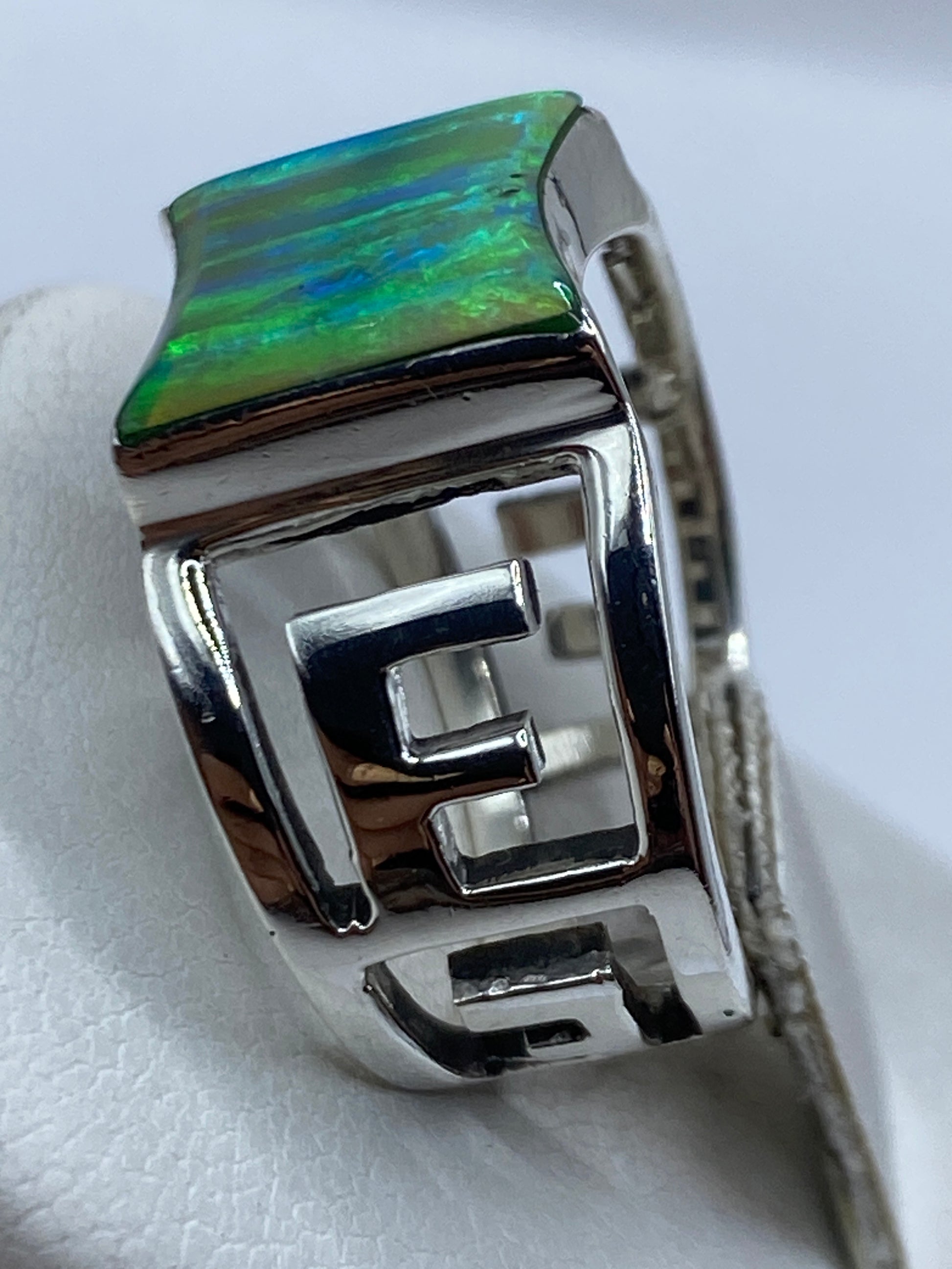 Anillo en vista lateral mostrando brazos abiertos y espesor de la plata .950