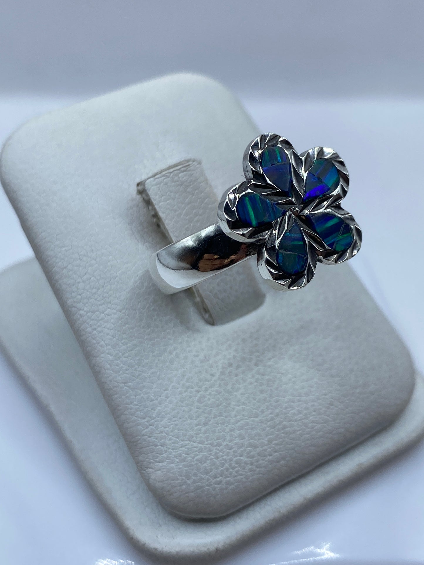 Vista frontal del anillo: cinco pétalos de plata con ópal azul en el centro